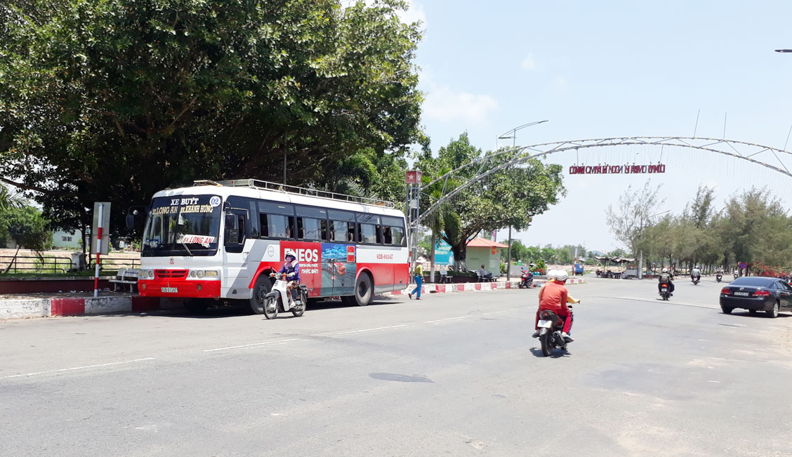 Xe buýt đậu đỗ tại các trạm chờ đón khách khá lâu mới chịu đi chuyến