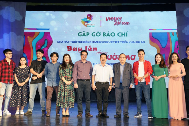 Representatives of VietJet and Youth Theatre pose for a group photo (Photo: VNA)