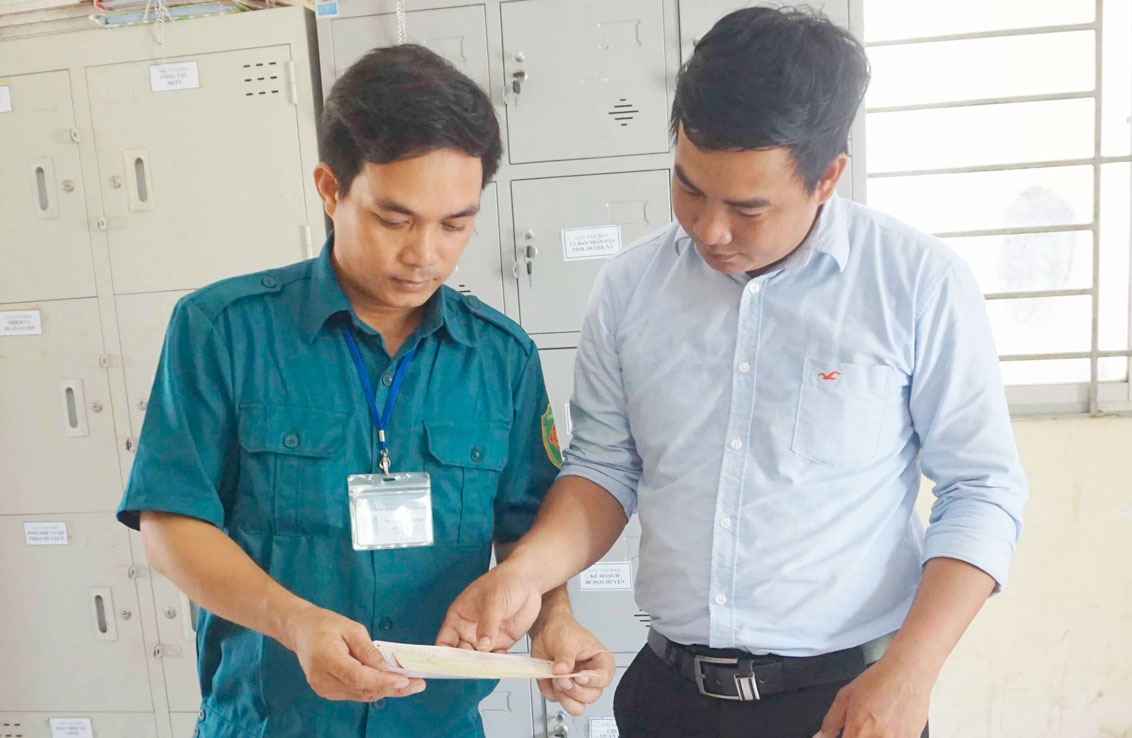 Anh Nguyễn Ngọc Minh (trái) đã 19 lần hiến máu cứu người