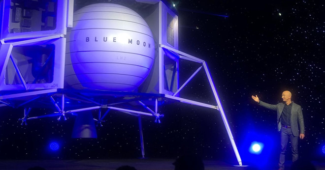 Jeff Bezos công bố tàu đổ bộ mặt trăng của Blue Origin. Ảnh: CNBC