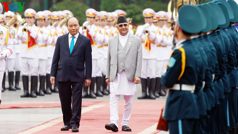 Thủ tướng Nguyễn Xuân Phúc và Thủ tướng Nepal Khadga Prasad Sharma Oli duyệt đội danh dự Quân đội Nhân dân Việt Nam. 