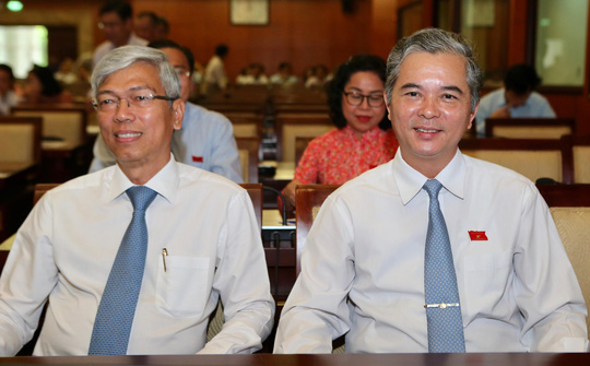 Ông Võ Văn Hoan và ông Ngô Minh Châu (từ trái sang) vừa được các đại biểu HĐND TP bầu làm Phó Chủ tịch UBND TP