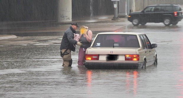 Nhân viên cứu hộ hỗ trợ một công dân bị mắc kẹt trong nước lũ. (Nguồn: accuweather.com)