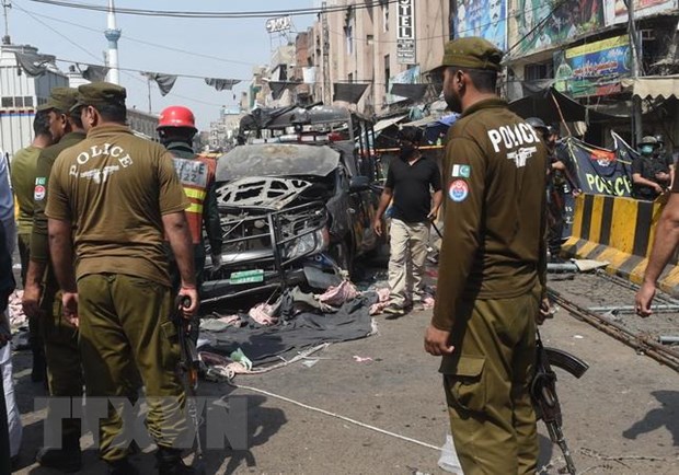 Lực lượng an ninh điều tra tại hiện trường vụ nổ, bên ngoài đền thờ ở Lahore, Pakistan, ngày 8/5 vừa qua. (Ảnh: AFP/ TTXVN)