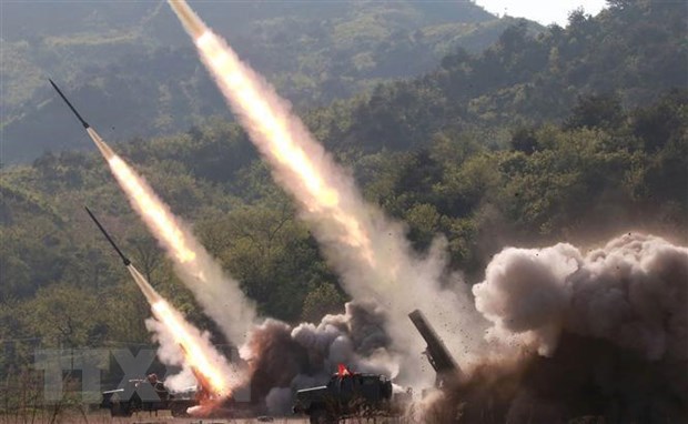 Các vật thể bay rời khỏi bệ phóng rocket trong cuộc diễn tập của các đơn vị phòng vệ Quân đội Nhân dân Triều Tiên ở phía Tây nước này, ngày 9/5/2019. (Ảnh: AFP/TTXVN)