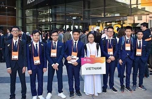 All eight Vietnamese students win Asian Physics Olympiad medals The Vietnamese team in Australia (Source: VNA)