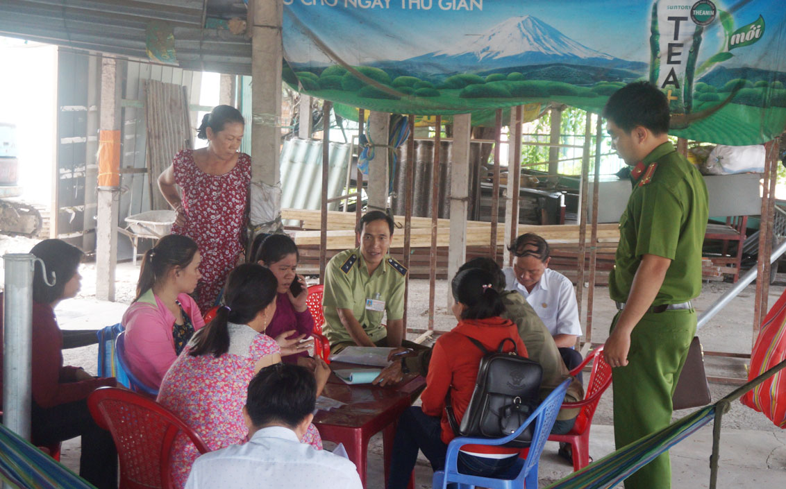Đoàn kiểm tra liên ngành huyện Thủ Thừa kiểm tra một quán kinh doanh dịch vụ ăn uống ven Quốc lộ 1