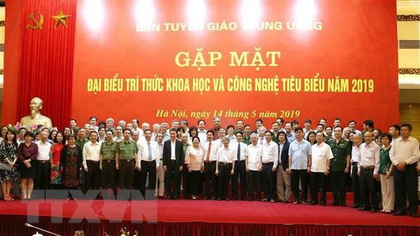 Gặp mặt trí thức khoa học và công nghệ tiêu biểu năm 2019 Các đại biểu chụp ảnh chung tại buổi gặp mặt. (Ảnh: Phương Hoa/TTXVN)