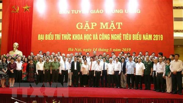 Các đại biểu chụp ảnh chung tại buổi gặp mặt. (Ảnh: Phương Hoa/TTXVN)