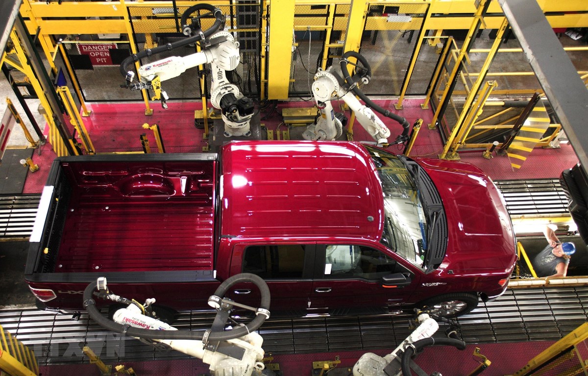 Xe tải Ford F150 tại khâu kiểm định chất lượng sản phẩm trong dây chuyền sản xuất của Hãng Ford ở nhà máy tại Dearborn, Michigan, Mỹ tháng 9/2013. (Ảnh: AFP/TTXVN)