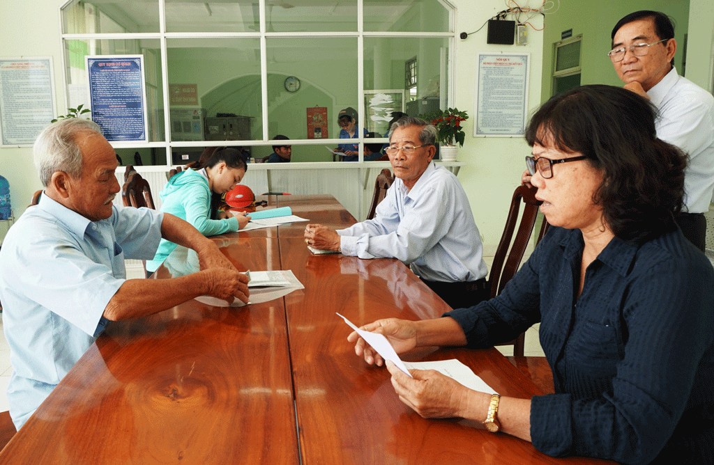 Bí thư Đảng ủy phường 2 - Nguyễn Thị Ràng giải đáp những thắc mắc của người dân
