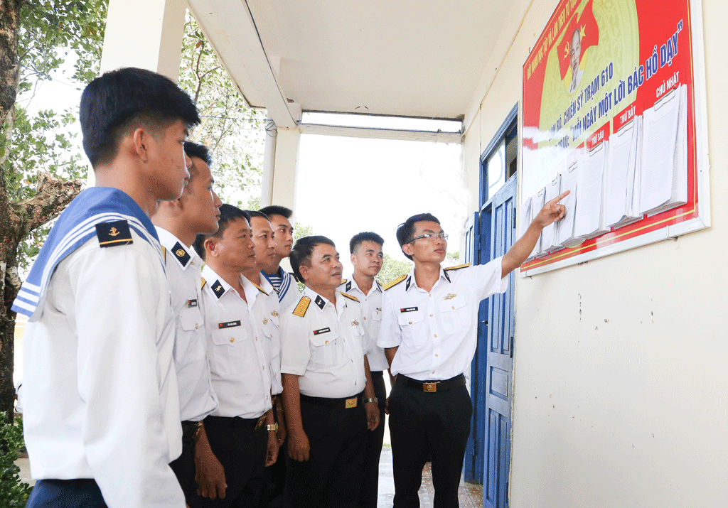 Trung úy Hoàng Công Hiếu - Phó Trạm trưởng Quân sự, giới thiệu về những lời dạy của Bác được treo trên bảng tin của đơn vị