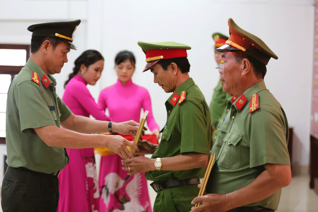 Đại tá Lê Hồng Nam - Giám đốc Công an tỉnh Long An, tặng giấy khen của Công an tỉnh Long An cho 6 tập thể đơn vị giáp ranh