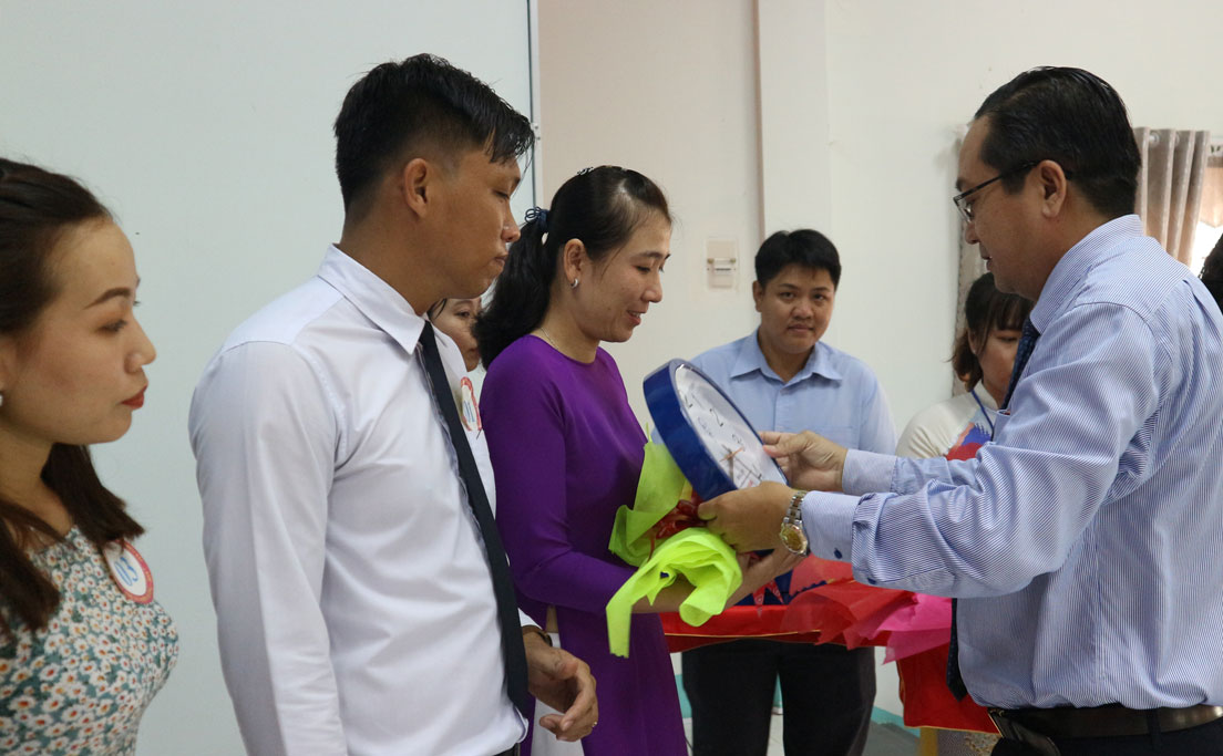 Bí thư Thị ủy Kiến Tường – Nguyễn Minh Lâm tặng hoa và quà cho các thí sinh