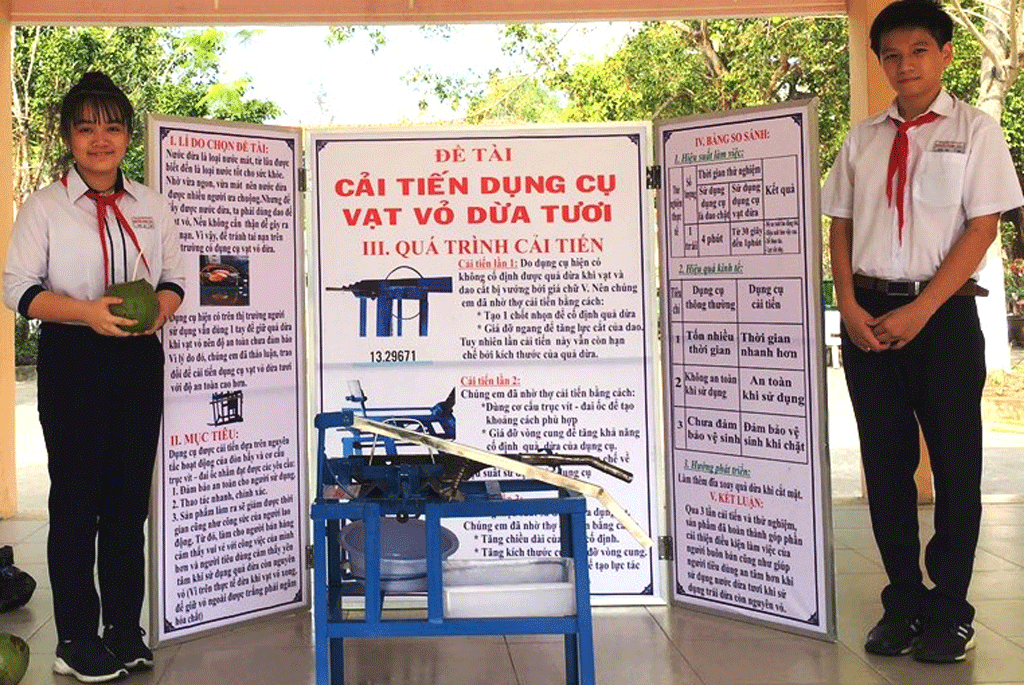 Nguyễn Minh Thư và Nguyễn Nhất Huy phác họa mô hình dự án Cải tiến dụng cụ vạt vỏ dừa tươi