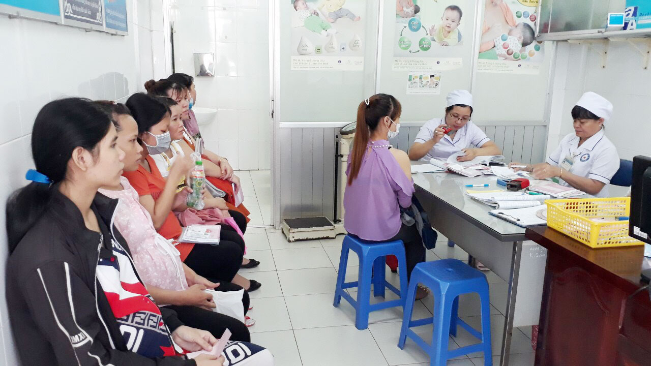 Thai phụ khám sức khỏe và sàng lọc trước sinh