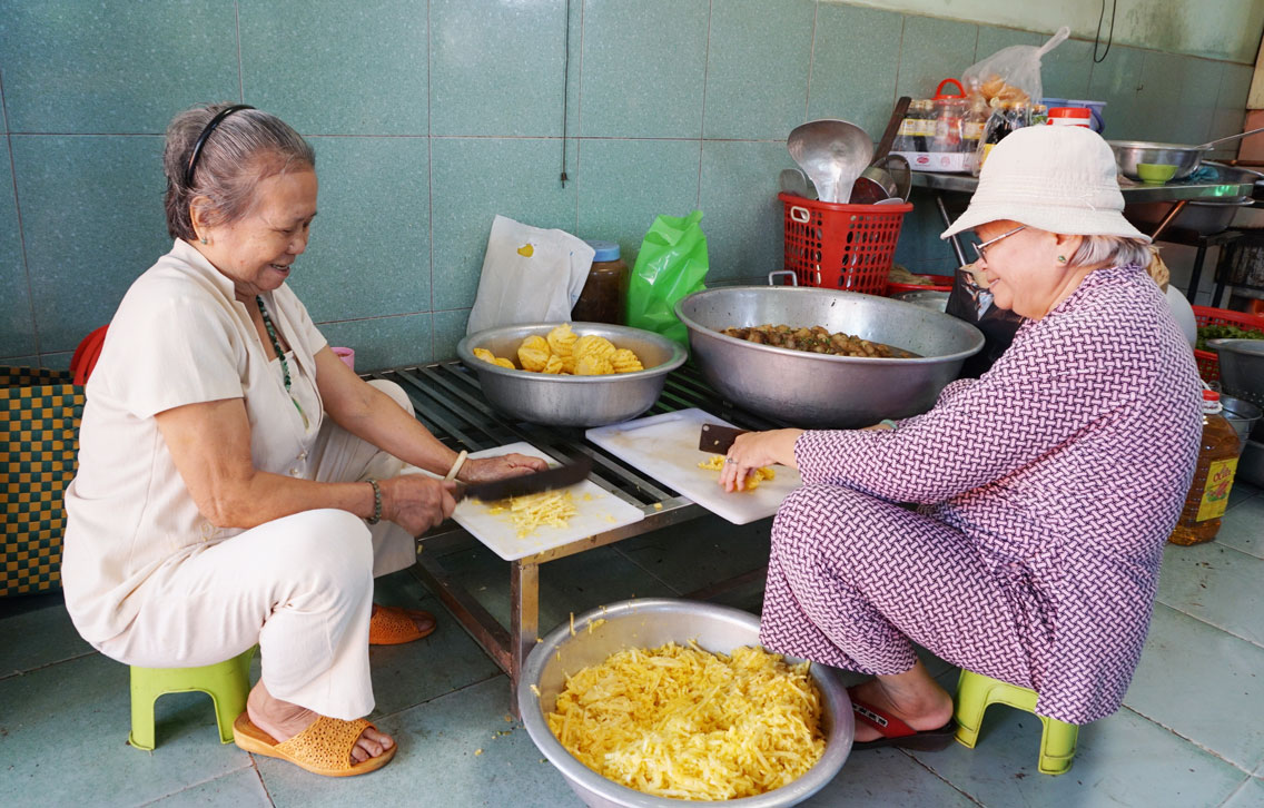 Tờ mờ sáng, phật tử lại đến tịnh xá Ngọc Tâm để chuẩn bị nấu cơm chay miễn phí cho các bệnh nhân