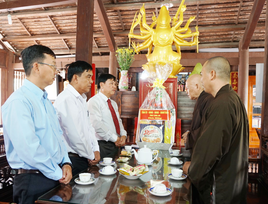 Đoàn cán bộ tỉnh đến thăm, chúc mừng các cơ sở thờ tự Phật giáo nhân dịp Đại lễ Phật đản