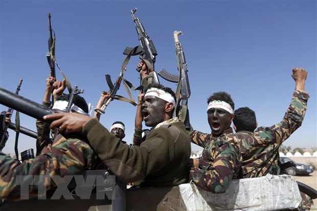 Các tay súng Houthi vừa được tuyển quân tại thủ đô Sanaa, Yemen. (Nguồn: AFP/TTXVN)