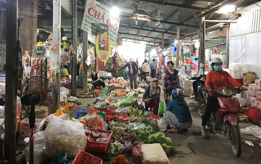 Sau khi giá xăng, điện tăng, trên thị trường, các mặt hàng tiêu dùng đã “nhích” giá