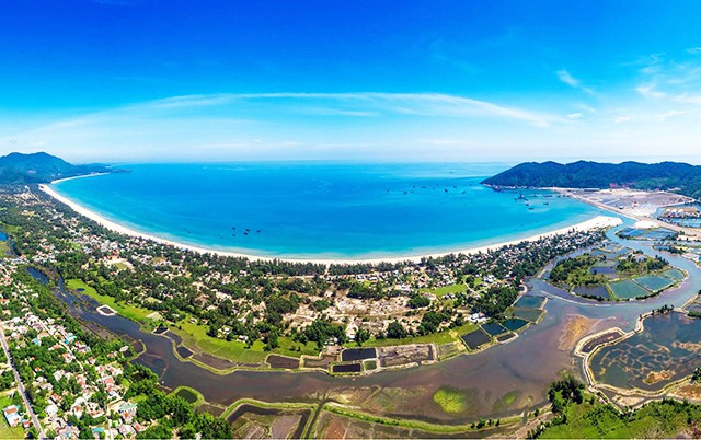 An aerial view of Lang Co Bay look from the upper Hai Van Pass in the central Thua Thien-Hue province. (Photo courtesy of local Department of Tourism Read)