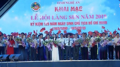 Lãnh đạo tỉnh Nghệ An tặng hoa các Đoàn tham gia.