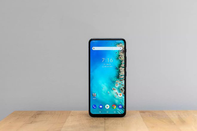 ZenFone 6 có màn hình chiếm tỷ lệ lớn nhờ không chứa notch hoặc bị đục lỗ. Ảnh: THE VERGE