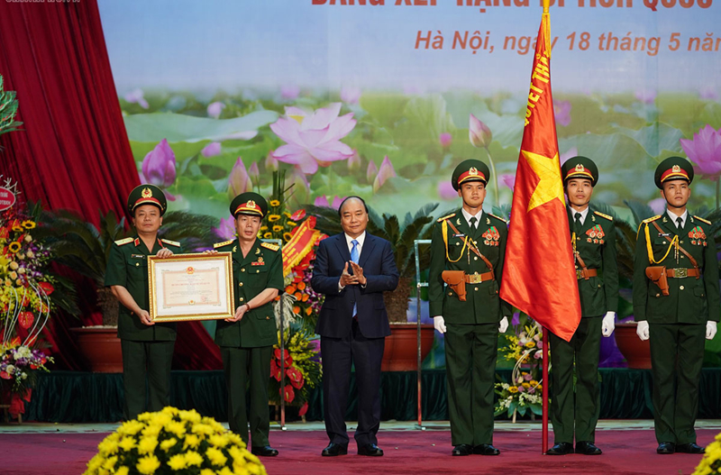 Thủ tướng Nguyễn Xuân Phúc trao Quyết định và gắn Huân chương Bảo vệ Tổ quốc hạng Nhất lên Quân kỳ Quyết thắng cho Binh đoàn 12.