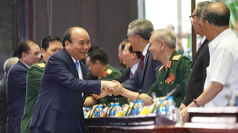 Thủ tướng Nguyễn Xuân Phúc gặp gỡ các đại biểu dự lễ kỷ niệm.