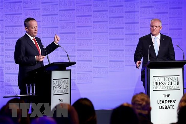 Thủ tướng Australia Scott Morrison (phải) và lãnh đạo đối lập Bill Shorten tại cuộc tranh luận trong chiến dịch vận động bầu cử liên bang ở Canberra ngày 8/5/2019. (Ảnh: AFP/ TTXVN)