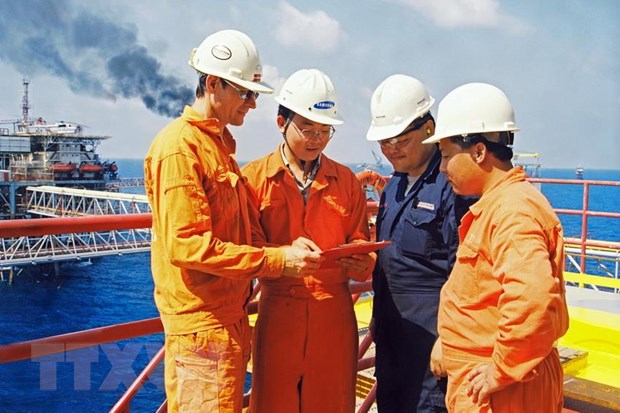 Cán bộ, chuyên gia Nga và Việt Nam trên giàn khoan dầu khí ở ngoài khơi Vũng Tàu. (Nguồn: TTXVN)