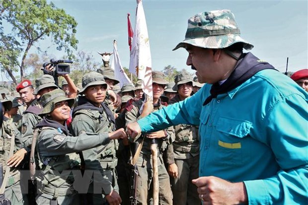Tổng thống Nicolas Maduro (giữa) gặp gỡ các binh sỹ trong chuyến thị sát cuộc diễn tập của Lực lượng vũ trang quốc gia Bolivar (FANB) tại thành phố El Pao, Venezuela, ngày 4/5. (Nguồn: AFP/TTXVN)