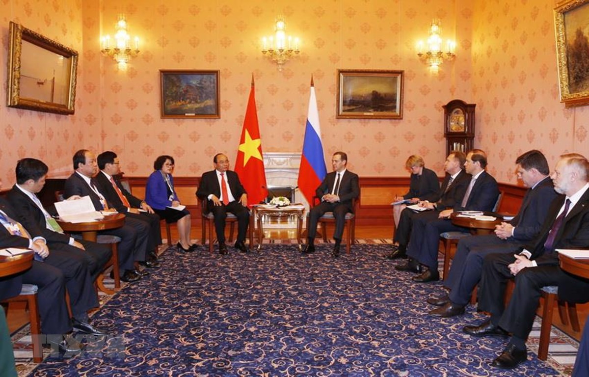 Thủ tướng Nguyễn Xuân Phúc hội đàm với Thủ tướng Dmitry Medvedev, sáng 16/5/2016, tại thủ đô Moskva, trong khuôn khổ chuyến thăm chính thức Liên bang Nga và tham dự Hội nghị cấp cao kỷ niệm 20 năm Quan hệ đối thoại ASEAN-Nga. (Ảnh: Thống Nhất/TTXVN)