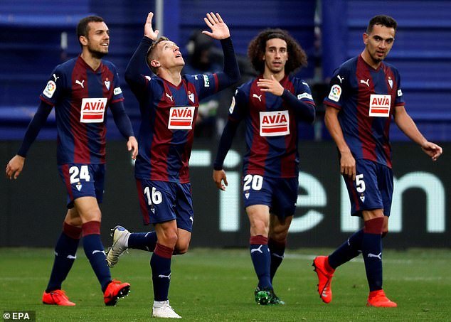 Chủ nhà Eibar dẫn trước Barca với bàn thắng mở tỷ số của Cucurella ở phút 20