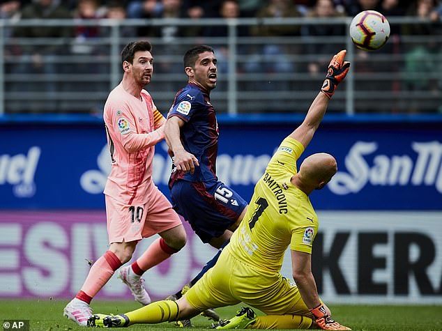 Hàng thủ Eibar không thể ngăn cản Messi ghi bàn
