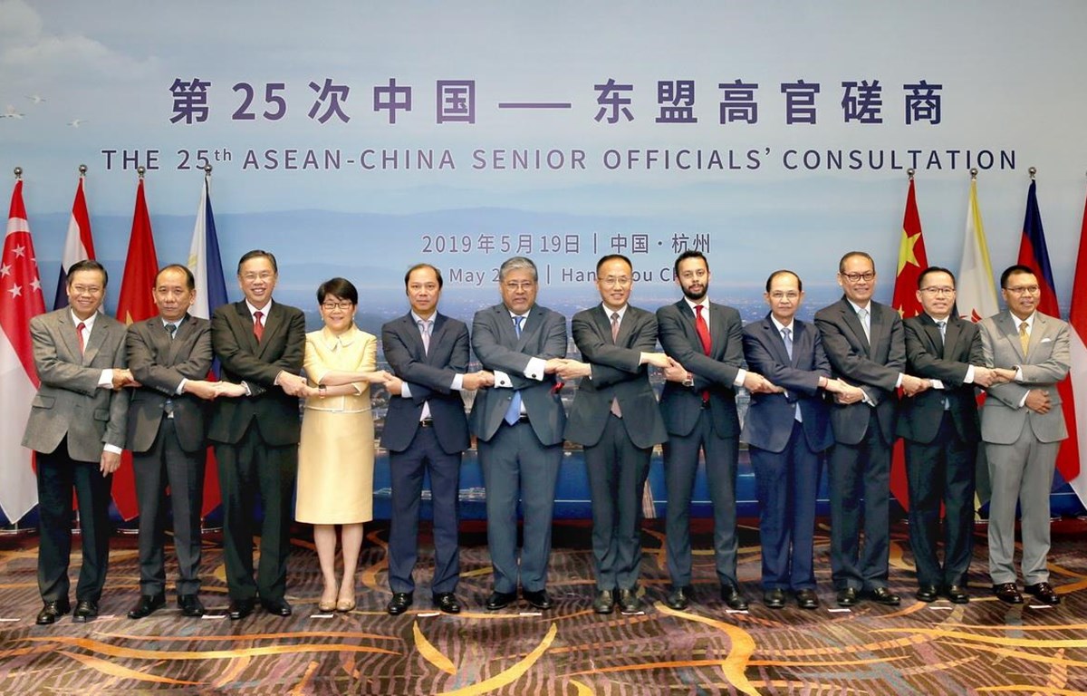 Các quan chức cấp cao ASEAN và Trung Quốc chụp hình chung. (Ảnh: Lương Tuấn/TTXVN)