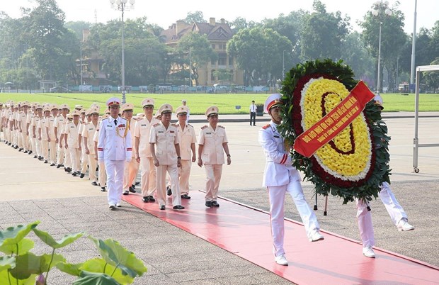 Đoàn đại biểu Đảng ủy Công an Trung ương đặt vòng hoa và vào Lăng viếng Chủ tịch Hồ Chí Minh. (Ảnh: Dương Giang/TTXVN)