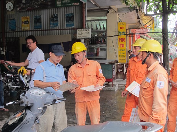 Nhân viên EVN Hà Nội tuyên truyền sử dụng điện an toàn, tiết kiệm. (Ảnh: Đức Duy/Vietnam+)
