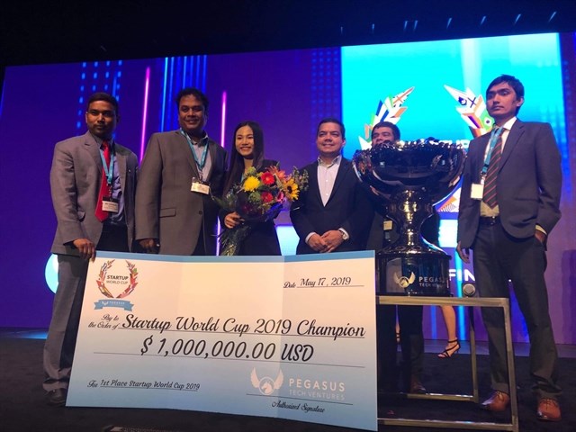 Abivin crowns start-up world cup champions Cassie Nguyen, chief operation officer of Abivin, receives the award when Abivin are crowned winners of the Start-up World Cup 2019 in San Francisco, United States. (Photo: Techfest Vietnam)