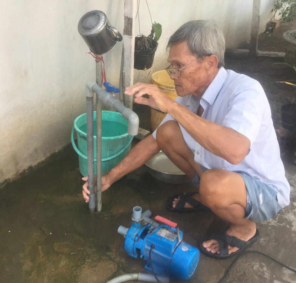 Một hộ dân phải sử dụng máy bơm hút nước nhưng vẫn không có nước để sinh hoạt