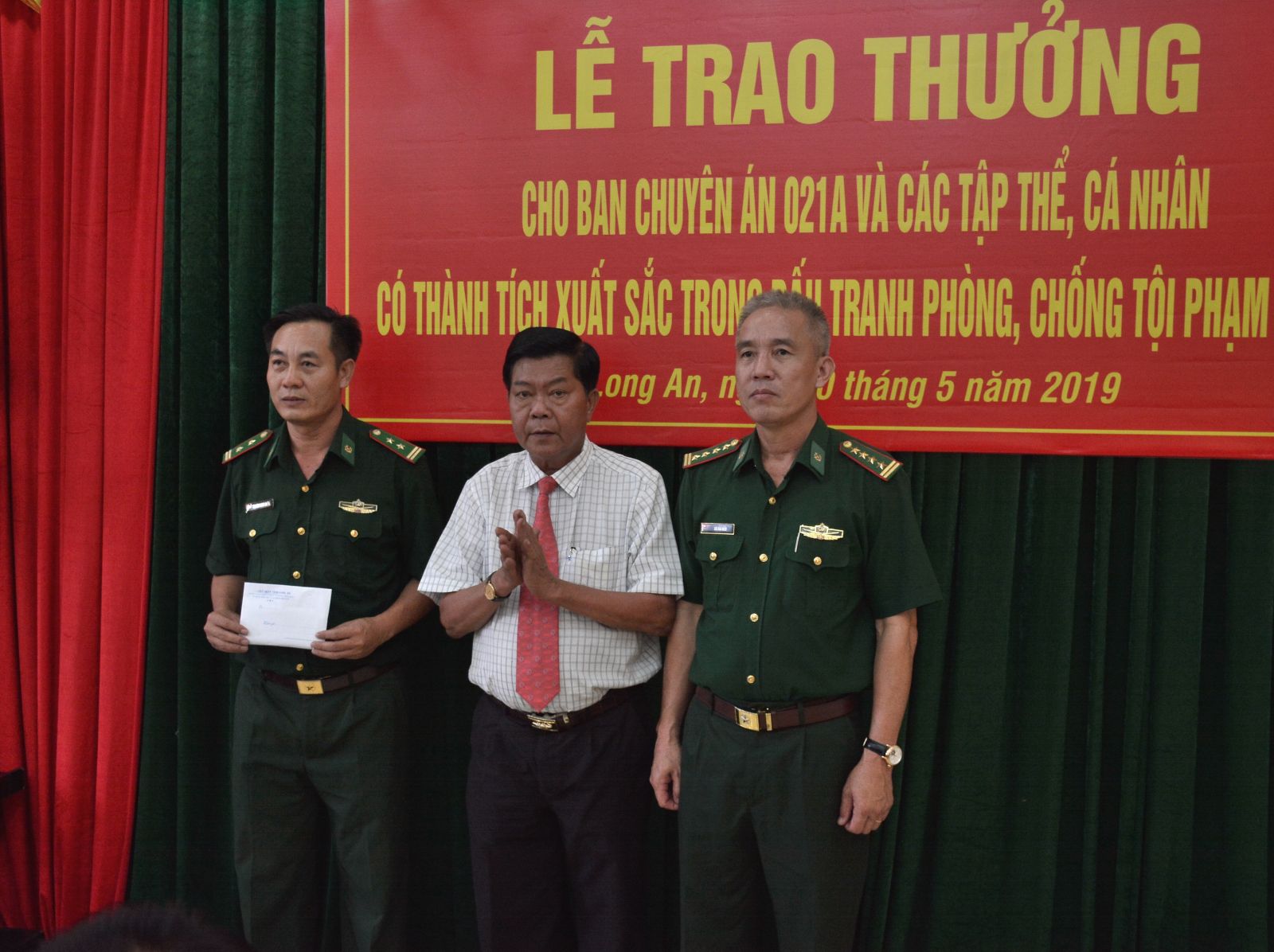 Thưởng nóng Ban chuyên án vụ bắt hơn 60kg ma túy từ Campuchia về Việt Nam tiêu thụ
