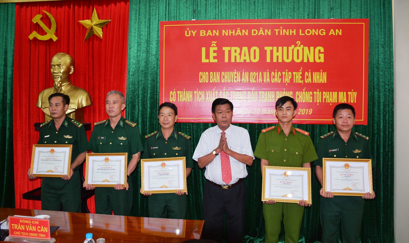 Thưởng nóng Ban chuyên án vụ bắt hơn 60kg ma túy từ Campuchia về Việt Nam tiêu thụ