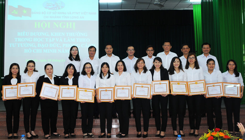 Agribank Long An biểu dương, khen thưởng trong học tập và làm theo tư tưởng, đạo đức, phong cách Hồ Chí Minh 2019