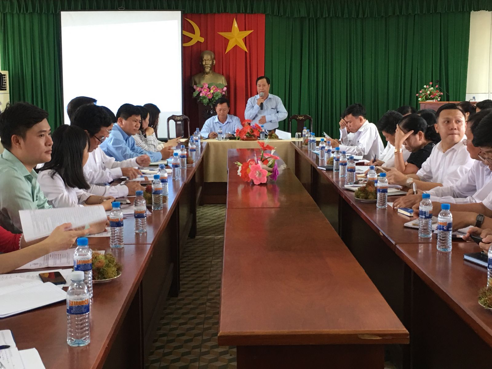 Deputy Director of DoIT - Duong Van Hoang Hoanh said that the working session aimed to receive enterprises’ opinions on establishing Long An Association of REE