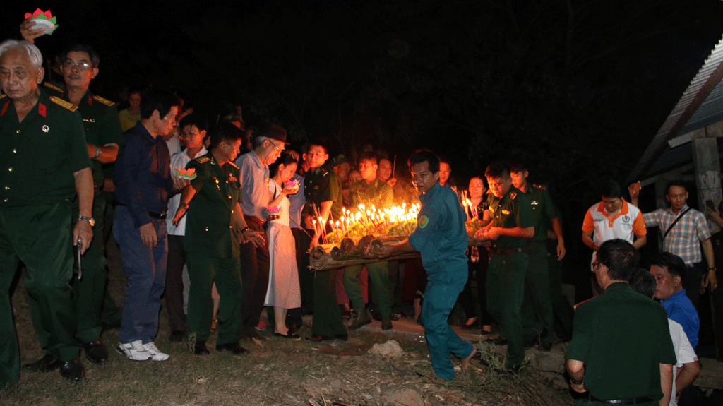 Thả hoa đăng trên dòng Long Khốt