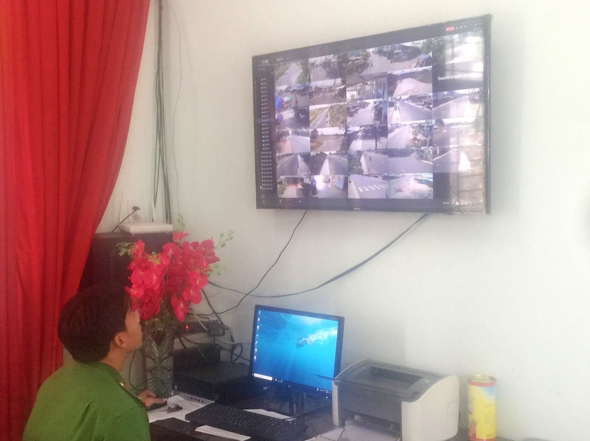 Công an thị trấn Tân Trụ theo dõi hình ảnh từ hệ thống camera an ninh để xử lý khi có vụ việc xảy ra