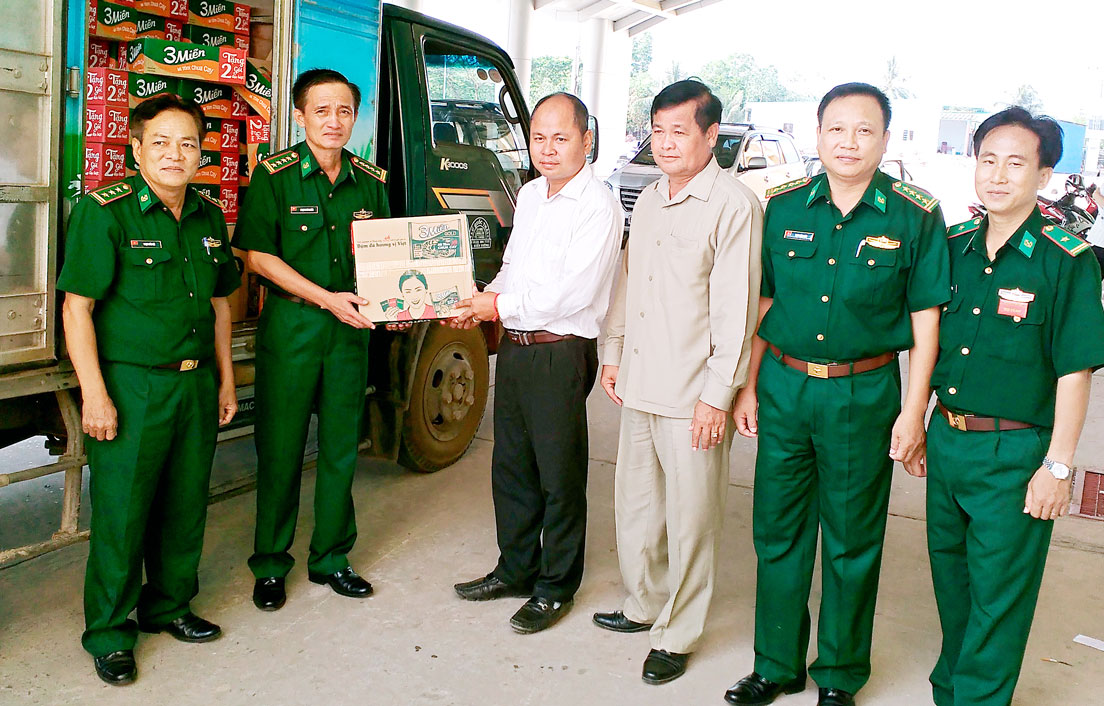 Đại tá Phạm Phú Phước - Chỉ huy trưởng Bộ đội Biên phòng tỉnh Long An, tặng quà cho chính quyền, lực lượng vũ trang Campuchia nhân dịp Tết Cổ truyền Chol Chnam Thmay