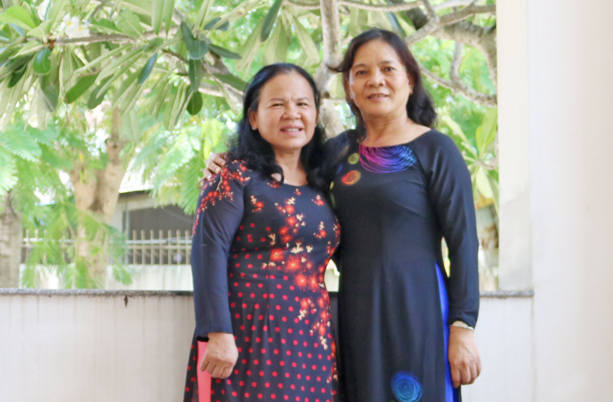 Cô Nguyễn Thị Tuyết Hoa (bìa phải) cùng đồng nghiệp