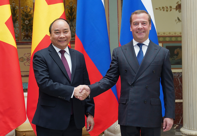 Thủ tướng Nguyễn Xuân Phúc bắt tay Thủ tướng Nga Dmitry Medvedev trước hội đàm. Ảnh: VGP/Quang Hiếu