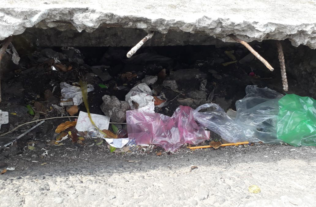 Một miệng cống trên Quốc lộ 1 (đoạn qua phường 2, TP.Tân An) ngập rác thải sinh hoạt 
